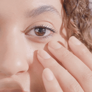 Serum Contorno de Ojos en uso